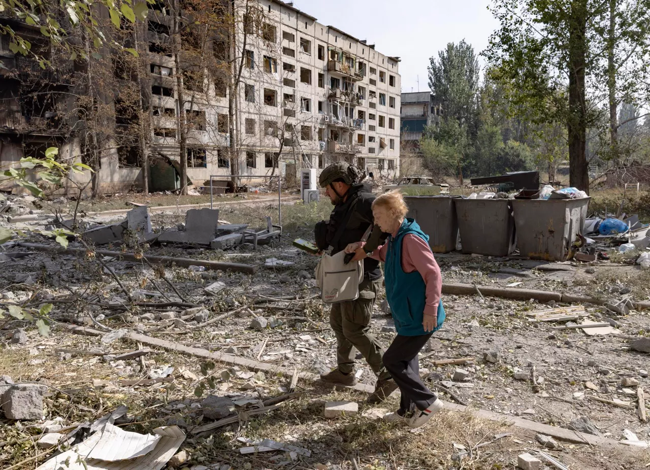 Kostyantynivka (Ukraine), 17/09/2025.- Members of the special Ukrainian police unit 'White Angels' assist an elderly local woman, Nina, 73, as they evacuate her from the frontline city of Kostyantynivka, Donetsk region, eastern Ukraine, 16 September 2025 (issued 17 September 2025), amid the Russian invasion. According to the Ministry of Internal Affairs of Ukraine, more than 6,000 residents, mostly elderly people, remain in Kostiantynivka. The White Angels are a special police unit that provides humanitarian aid, conducts evacuations, and delivers medical assistance in high-risk frontline communities in the Donetsk region. (Rusia, Ucrania) EFE/EPA/YEVHEN TITOV
