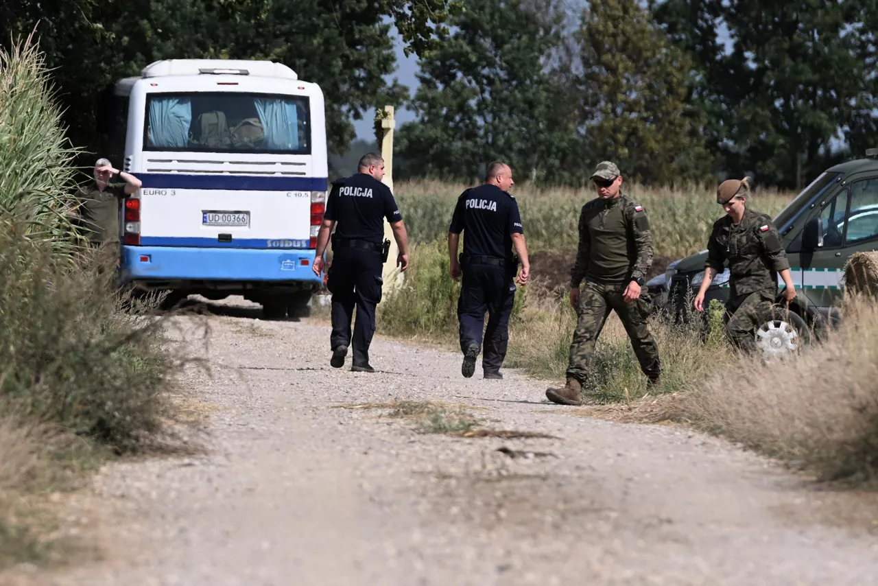 Osiny (Poland), 20/08/2025.- Members of Polish military and police secure the area of a cornfield where an unidentified object fell in Osiny, eastern Poland, 20 August 2025. The object fell during the night from 19 to 20 August and exploded. Police found burnt metal and plastic debris at the site. As a result of the explosion, windows were broken in several houses nearby. No one was injured in the incident. According to the military, there was no violation of Polish airspace during the night. (Polonia) EFE/EPA/Wojtek Jargilo POLAND OUT

