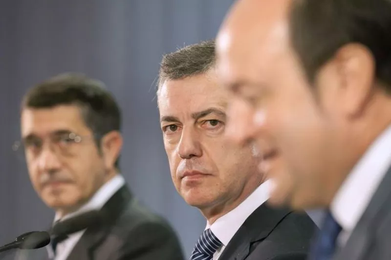 Patxi López, Iñigo Urkullu y Andoni Ortuzar durante la firma del pacto fiscal. Foto: EFE