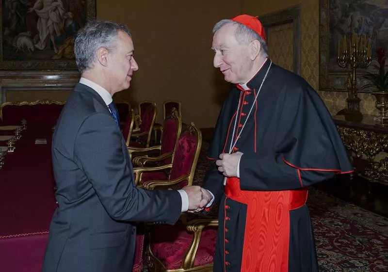 Iñigo Urkullu Pietro Parolin kardinalarekin 2017an, Erroman.
