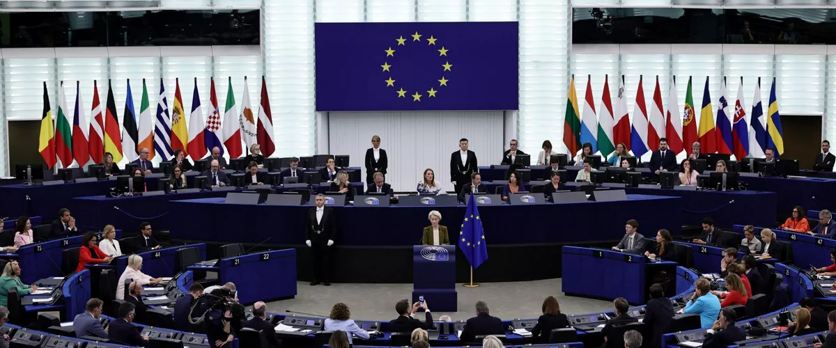 STRASBOURG (France), 10/09/2025.- European Commission President Ursula von der Leyen (C) addresses a 'State of the Union' debate at the European Parliament in Strasbourg, France, 10 September 2025. The current plenary session runs from 08 until 11 September 2025. (Francia, Estrasburgo) EFE/EPA/RONALD WITTEK
