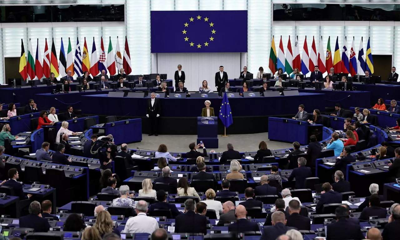 STRASBOURG (France), 10/09/2025.- European Commission President Ursula von der Leyen (C) addresses a 'State of the Union' debate at the European Parliament in Strasbourg, France, 10 September 2025. The current plenary session runs from 08 until 11 September 2025. (Francia, Estrasburgo) EFE/EPA/RONALD WITTEK
