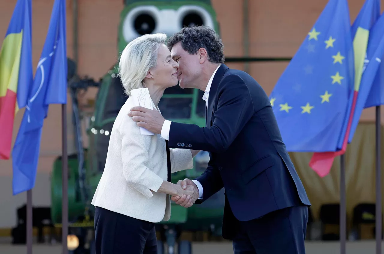 Mihail Kogalniceanu (Romania), 01/09/2025.- Romanian President Nicusor Dan (R) and European Commission President Ursula von der Leyen (L) greet each other after their joint statement to the media during their visit to the 57th Military Airbase Mihail Kogalniceanu, near Constanta, Romania, 01 September 2025. (Rumanía) EFE/EPA/ROBERT GHEMENT
