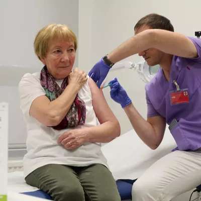 GRAFCAV5471. BARAÑÁIN (NAVARRA) (ESPAÑA), 20/10/2025.- El consejero de Salud Fernando Domínguez ha presentado este lunes en el Centro de Salud de Barañáin la campaña de vacunación contra la gripe y el Covid del curso 25-26. En imagen una paciente recibiendo la vacuna contra la gripe. EFE/Iñaki Porto
