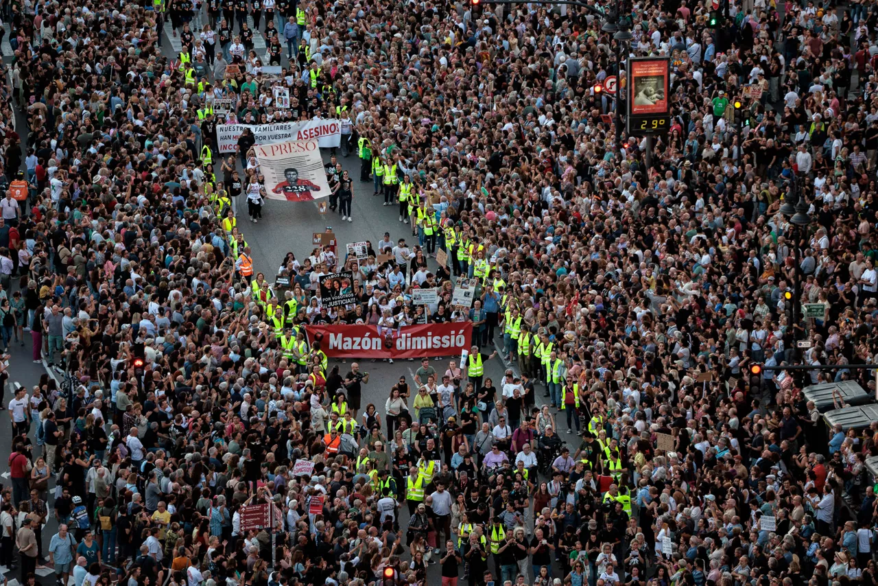 VALÈNCIA, 25/10/2025.-Vista de la duodécima manifestación bajo el lema "Mazón dimissió" contra la gestión de la dana que hizo el president de la Generalitat, Carlos Mazón, este sábado el centro de València, para exigir "responsabilidades y justicia", cuando está a punto de cumplirse el primer aniversario de la catástrofe que dejó 229 víctimas mortales en la provincia de Valencia el 29 de octubre de 2024.- EFE/ Biel Aliño
