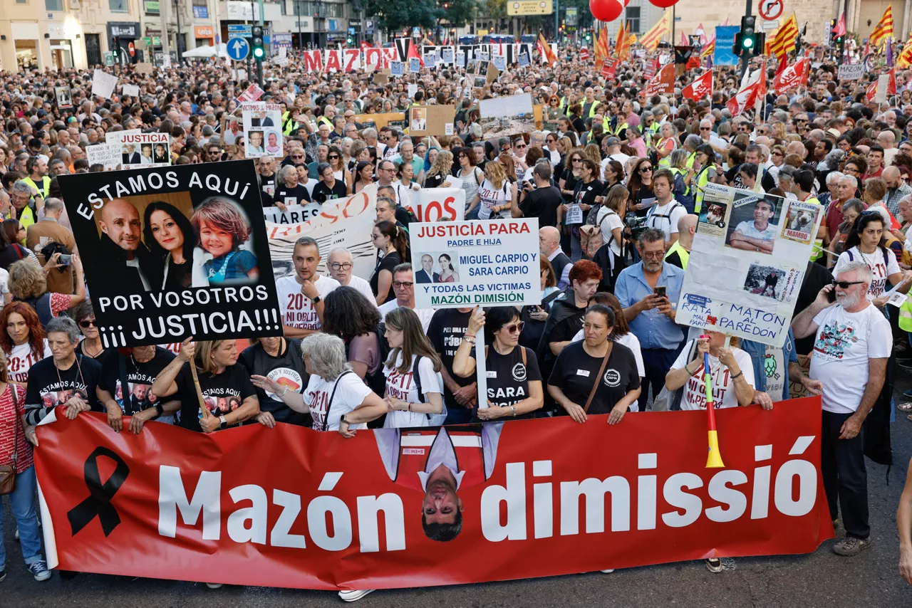 Duodecima manifestación para pedir la dimisión de Mazón en Valencia, por la gestión de la DANA