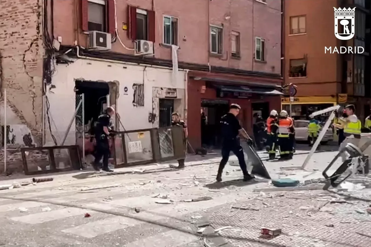 MADRID, 13/09/2025.- La explosión registrada este sábado en un bar de Vallecas (Madrid) fue causada por una "concentración de gases", según un portavoz de los Bomberos del Ayuntamiento de Madrid, un suceso en el que han resultado heridas 25 personas, tres de ellas en estado grave y dos potencialmente graves que han sido trasladadas a los hospitales de La Paz y Doce de Octubre. La explosión fue causada por una "concentración de gases", informó un portavoz de los Bomberos del Ayuntamiento de Madrid. EFE/Emergencias Madrid -SOLO USO EDITORIAL/SOLO DISPONIBLE PARA ILUSTRAR LA NOTICIA QUE ACOMPAÑA (CRÉDITO OBLIGATORIO)-
