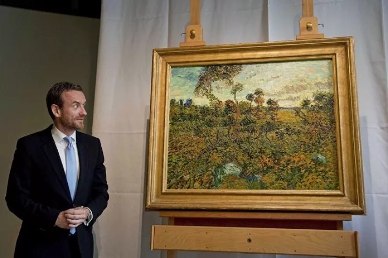 El director del museo, Axel Rueger, junto a la obra 'Atardecer en Montmajour'. Foto: EFE