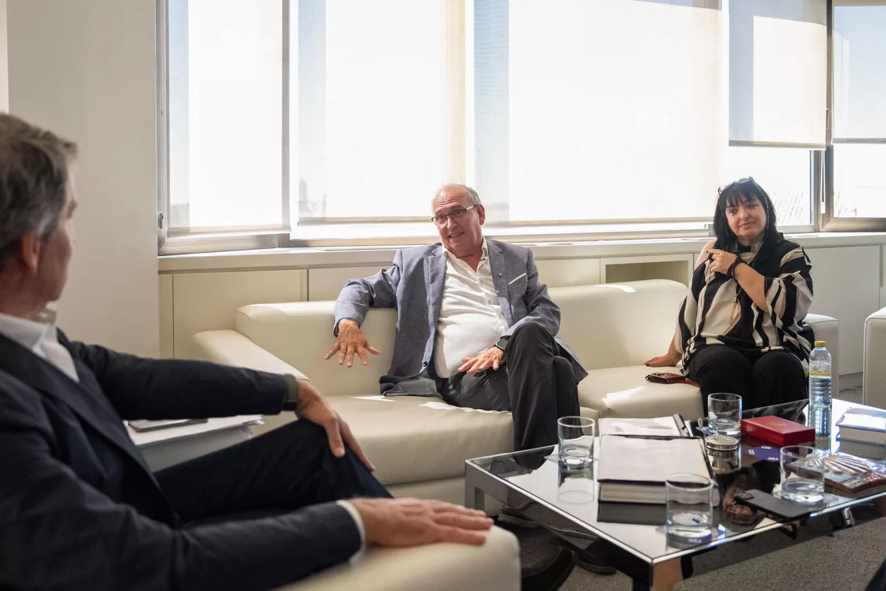 MADRID, 30/07/2025.- El líder del PP, Alberto Núñez Feijóo (i) durante la reunión que ha mantenido con las asociaciones de víctimas de la dana en Valencia, entre las que figuran SOS Desaparecidos y la Asociación de Damnificados Dana Horta Sud-Valencia, este miércoles en la sede del PP en Madrid. EFE/ PP/Diego Puerta/SOLO USO EDITORIAL/SOLO DISPONIBLE PARA ILUSTRAR LA NOTICIA QUE ACOMPAÑA (CRÉDITO OBLIGATORIO)