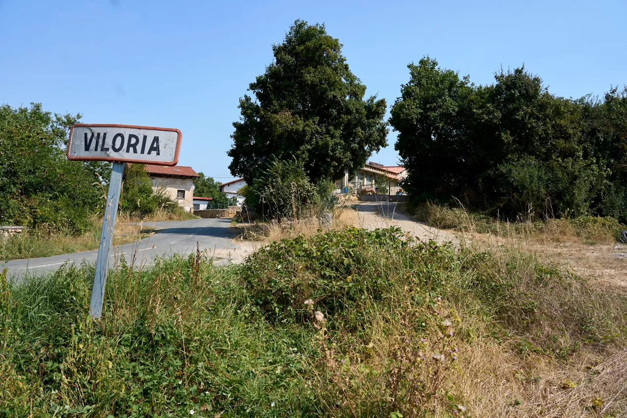 GRAFCAV1415. VILORIA, 11/08/2025.- Imagen del concejo rural de Viloria en el que la Ertzaintza ha detenido esta madrugada a un joven de 23 años como presunto autor del homicidio de un hombre de 34 en esta localidad de Ribera Alta (Álava). EFE/ L. Rico
