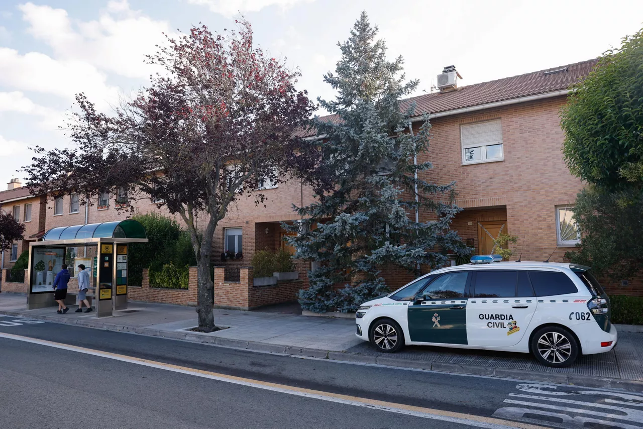 ZIZUR MAYOR (NAVARRA), 29/07/2025.- La Guardia Civil investiga como un posible caso de violencia machista el asesinato de una mujer de 78 años, de nacionalidad española pero de origen colombiano, que fue hallada muerta este martes en su domicilio de Zizur Mayor, Navarra. EFE/Villar López
