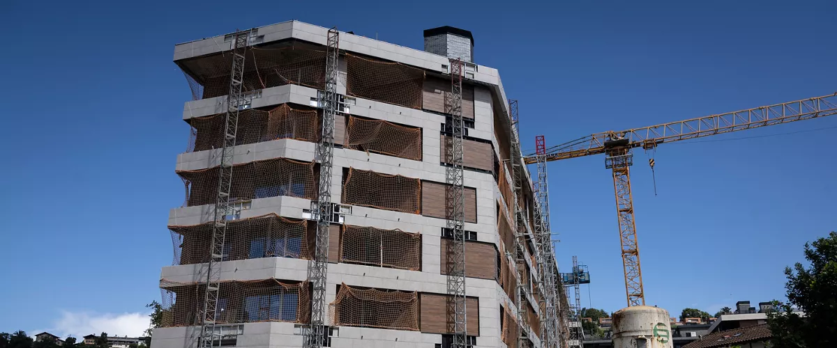 SAN SEBASTIÁN, 01/09/2025.- Vista de una vivienda en construcción en San Sebastián este lunes, en el que se ha publicado el informe sobre el mercado de la vivienda que ha presentado este lunes el Colegio Oficial de Agentes de la Propiedad Inmobiliaria (COAPI) de Gipuzkoa. El precio medio por metro cuadrado de la vivienda en San Sebastián ha vuelto a alcanzar un nuevo máximo histórico el segundo trimestre de este año al situarse en 5.869 euros, lo que supone un incremento del 0,8 % respecto al trimestre anterior y del 5,7 % interanual. EFE/Javier Etxezarreta
