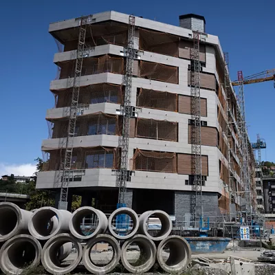 SAN SEBASTIÁN, 01/09/2025.- Vista de una vivienda en construcción en San Sebastián este lunes, en el que se ha publicado el informe sobre el mercado de la vivienda que ha presentado este lunes el Colegio Oficial de Agentes de la Propiedad Inmobiliaria (COAPI) de Gipuzkoa. El precio medio por metro cuadrado de la vivienda en San Sebastián ha vuelto a alcanzar un nuevo máximo histórico el segundo trimestre de este año al situarse en 5.869 euros, lo que supone un incremento del 0,8 % respecto al trimestre anterior y del 5,7 % interanual. EFE/Javier Etxezarreta
