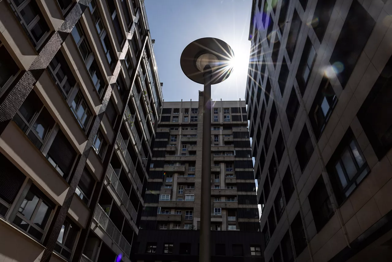 SAN SEBASTIÁN, 01/09/2025.- Vista de un barrio residencial de San Sebastián este lunes, en el que se ha publicado el informe sobre el mercado de la vivienda que ha presentado este lunes el Colegio Oficial de Agentes de la Propiedad Inmobiliaria (COAPI) de Gipuzkoa. El precio medio por metro cuadrado de la vivienda en San Sebastián ha vuelto a alcanzar un nuevo máximo histórico el segundo trimestre de este año al situarse en 5.869 euros, lo que supone un incremento del 0,8 % respecto al trimestre anterior y del 5,7 % interanual. EFE/Javier Etxezarreta

