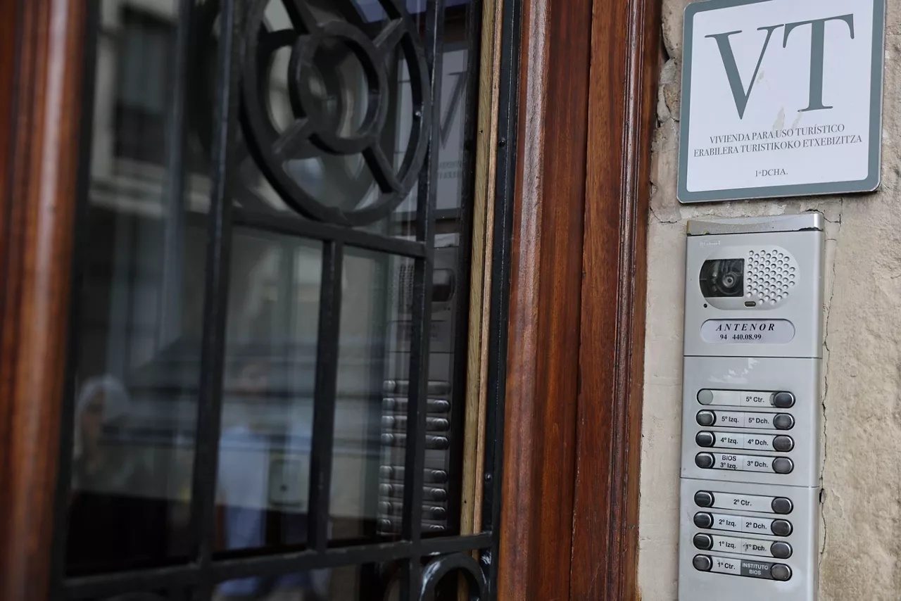 BILBAO, 30/07/2025.- Un edificio donde anuncia pisos turísticos VT, este miércoles en Bilbao. La plataforma de alojamientos AirBnB ha confirmado que ha retirado 703 anuncios que no tenían número de registro, tras el requerimiento que hizo en junio el Departamento de Turismo, Comercio y Consumo del Gobierno Vasco. El Ejecutivo autonómico ha recordado que las viviendas turísticas deben contar con número de registro según la normativa de turismo. Al incumplir ese requisito legal AirBnB ha retirado los anuncios y ha informado a quienes los comercializan de sus obligaciones.EFE/Luis Tejido
