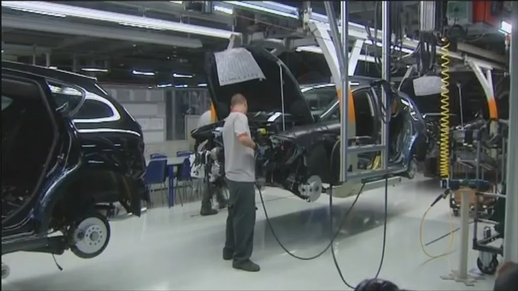 Trabajador en una fábrica de Volkswagen.