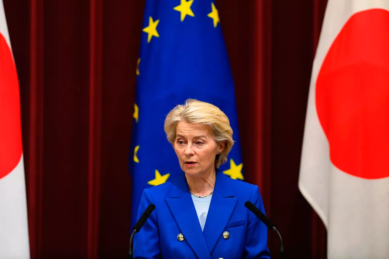 TOKYO (Japan), 23/07/2025.- Ursula von der Leyen, President of the European Commission speaks during a joint press briefing with Japanese Prime Minister Ishiba Shigeru and European Council President Antonio Costa after their meeting at the Prime Minister Office in Tokyo, Japan, 23 July 2025. In Tokyo for the EU-Japan Summit, European Commission President Ursula von der Leyen and European Council President Antonio Costa aim to strengthen the strategic partnership with Japan through a new Competitiveness Alliance and deeper cooperation on defense, trade, and economic security. (Japón, Tokio) EFE/EPA/DAVID MAREUIL / POOL
