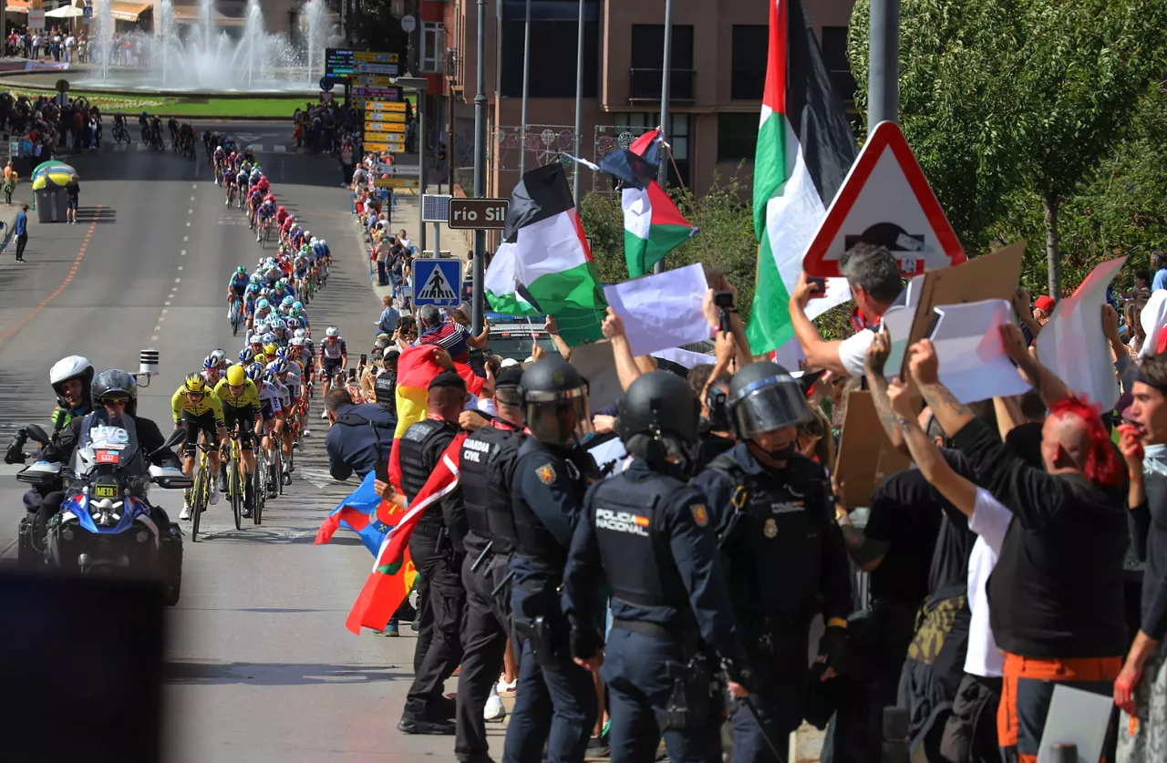 PONFERRADA (LEÓN), 10/09/2025.- Decenas de personas protestan contra Israel al paso del pelotón por Ponferrada (León), durante la etapa 17 de la Vuelta Ciclista a España, disputada este miércoles entre O Barco de Valdeorras (Ourense) y Alto de El Morredero (EL Bierzo-León) y con 143,2km de recorrido. EFE/Ana F Barredo
