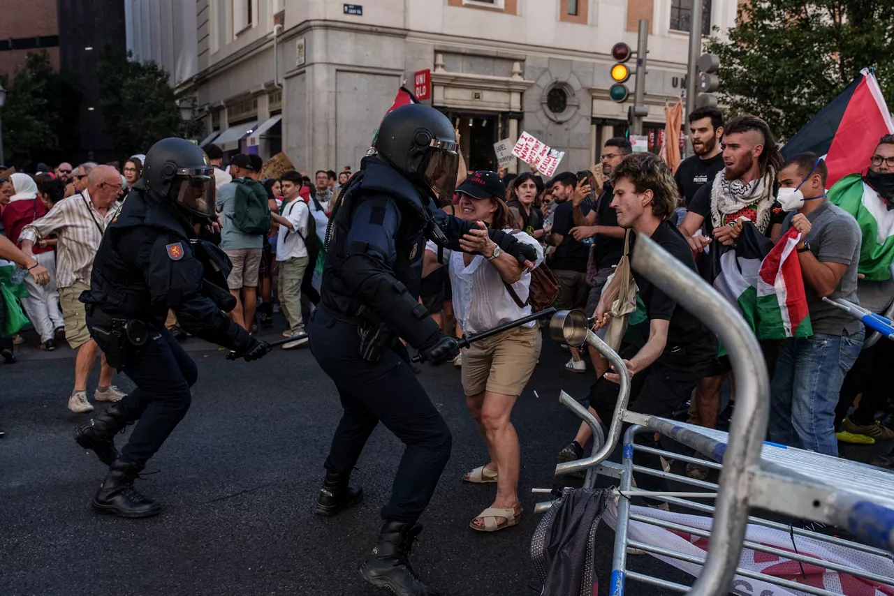 Cargas policiales antes de pasar la etapa 21 de la Vuelta Ciclista a España, en la plaza de Callao, a 14 de septiembre de 2025, en Madrid (España). La Vuelta Ciclista a España pone hoy en Madrid el punto y final a una 90 edición de la ronda española marcada por las protestas en apoyo del pueblo palestino. La etapa final ha comenzando en la localidad de Alalpardo y finaliza en Cibeles con un recorrido de 106 kilómetros.



Matias Chiofalo / Europa Press

14 SEPTIEMBRE 2025;PALESTINA;CICLISMO;VUELTA CICLISTA;ESPAÑA;PIXELADA

14/9/2025