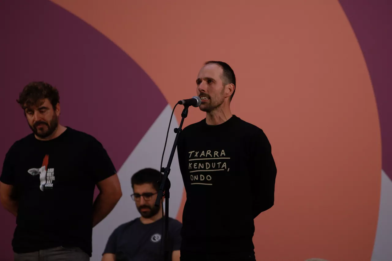 Xabat Galletebeitia Barakaldon, Bizkaiko Bertsolari Txapelketako finalaurrekoetako lehen fasearen azken saioan. 