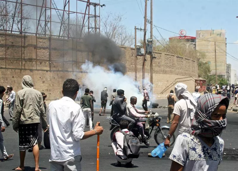 Hiritarrak protesta egoten, gaur, Taiz-en. Irudia: EFE