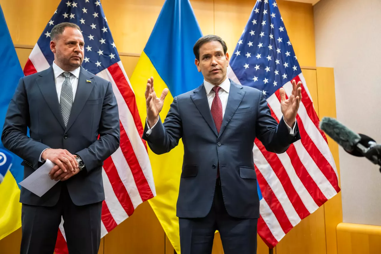 GENEVA (Switzerland), 23/11/2025.- Head of the Office of the President of Ukraine Andriy Yermak (L), and US Secretary of State Marco Rubio (R), talk to the press as their consultations continue on the Trump peace plan at the US Mission in Geneva, Switzerland, 23 November 2025. US and Ukraine officials are expected to meet in Geneva on 23 November to discuss the US president's peace plan aimed at ending the war with Russia. (Rusia, Suiza, Ucrania, Ginebra) EFE/EPA/MARTIAL TREZZINI
