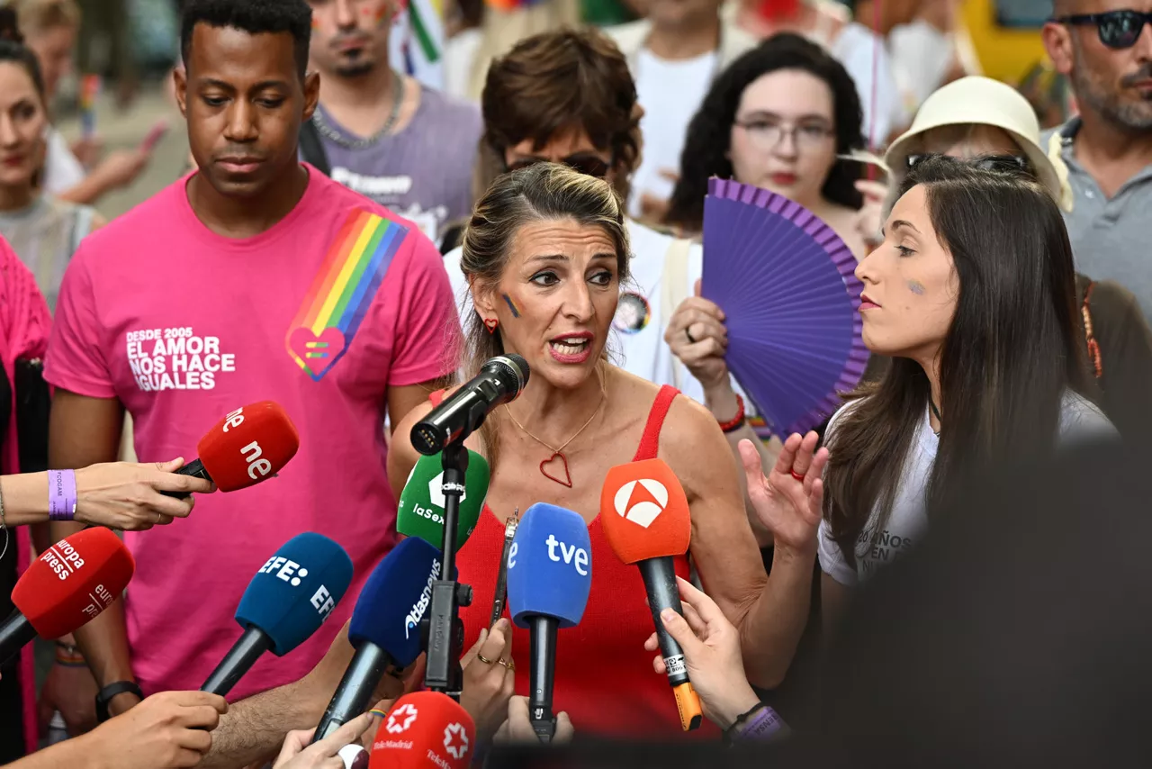 MADRID, 05/07/2025.- La vicepresidenta segunda y ministra de Trabajo y Economía Social, Yolanda Díaz, en declaraciones a los medios durante la manifestación Estatal del Orgullo LGTBIQ+ que se celebra este sábado en Madrid. EFE/ Fernando Villar

