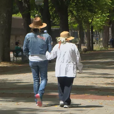 Una persona mayor con su cuidadora