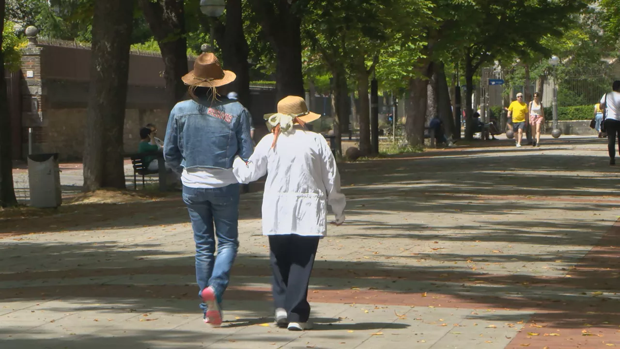 Una persona mayor con su cuidadora