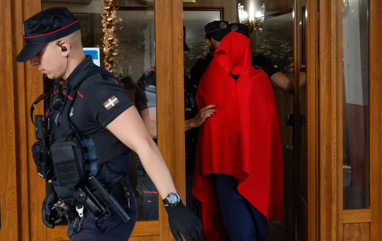 GRAFCAV5453. ZARAUTZ (GIPUZKOA) (ESPAÑA), 17/10/2025.- Las investigaciones practicadas por la Ertzaintza en relación al homicidio de una mujer en Zarautz (Gipuzkoa) determinan que se trata de un caso de violencia machista. En la imagen agentes de la Ertzaintza trasladan al detenido tras realizar un registro en su domicilio. EFE/Juan Herrero.
