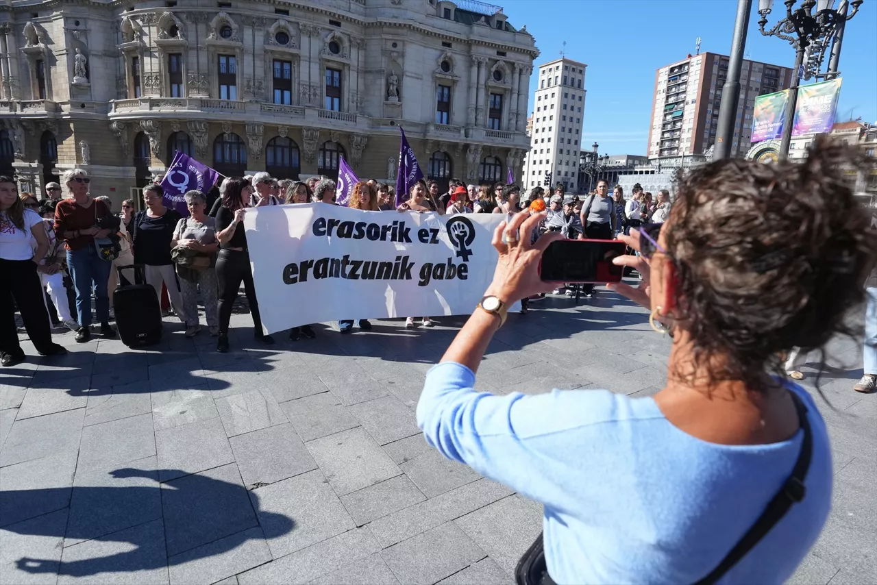 Concentración contra la violencia de género convocada por El Movimiento Feminista de Euskal Herria en la plaza del Teatro Arriaga de Bilbao, a 18 de octubre de 2025, en Bilbao, Vizcaya, País Vasco (España). La concentración busca condenar la muerte de una mujer de 53 años presuntamente a manos de un hombre de 47 en Zarautz el pasado jueves y "expresar indignación y rabia" por ser el "sexto asesinato machista del año".



H.Bilbao / Europa Press

18 OCTUBRE 2025 MANIFESTACIÓN;VIOLENCIA DE GÉNERO

18/10/2025
