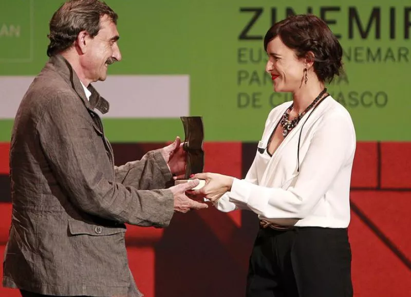 Juanba Berasategi recibe el premio Zinemira. Foto: EFE