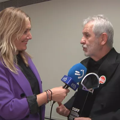 Zilarrezko Maskorra eskuan, gertatzen ari zaiona sinetsi ezinik da Jose Ramon Soroiz