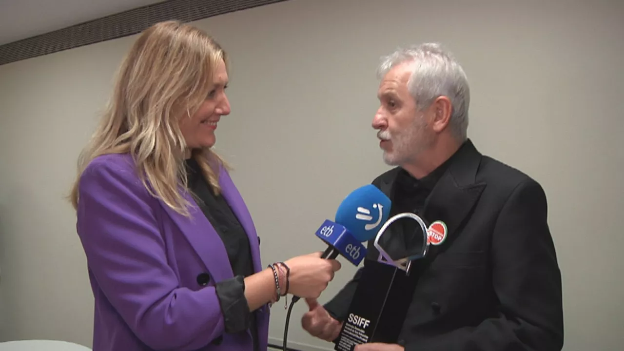Zilarrezko Maskorra eskuan, gertatzen ari zaiona sinetsi ezinik da Jose Ramon Soroiz