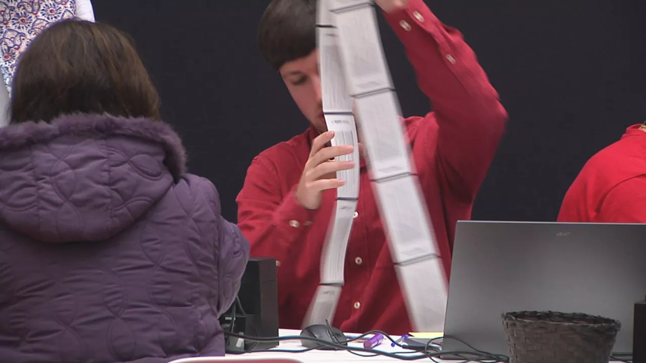 Largas filas de gente desde primera hora para adquirir entradas para el Zinemaldia