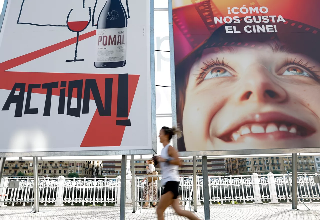 SAN SEBASTIÁN, 18/09/2025.- Cartel que anuncia el Festival Internacional de Cine de San Sebastián mientras se ultiman los detalles de la 73 edición que se celebra entre el 19 y el 27 de septiembre, y coronará con el Premio Donostia a Jennifer Lawrence y será escaparate de más de 250 películas y series de 56 países, entre las que destacan títulos españoles como 'Los domingos', 'Maspalomas' y 'Los tigres'. EFE/Juan Herrero
