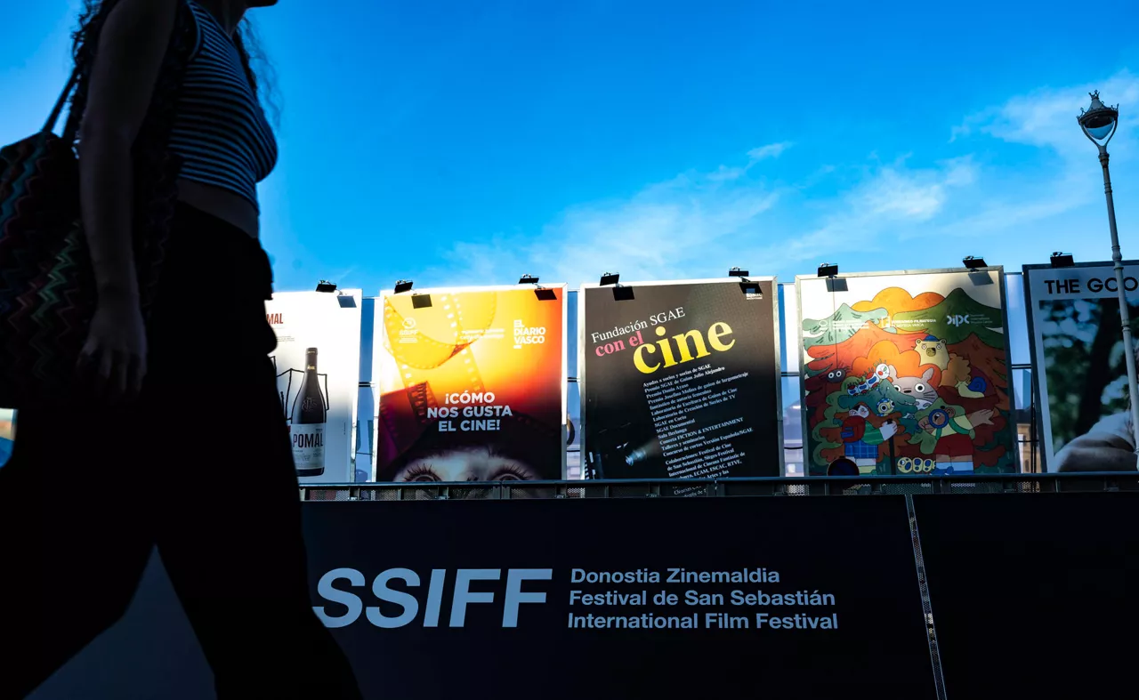 SAN SEBASTIÁN, 17/09/2025.- Vista este miércoles de lo que será la alfombra roja del Festival Internacional de Cine de San Sebastián, que se celebra entre el 19 y el 27 de septiembre, coronará con el Premio Donostia a Jennifer Lawrence y será escaparate de más de 250 películas y series de 56 países, entre las que destacan títulos españoles como 'Los domingos', 'Maspalomas' y 'Los tigres'. EFE/Javier Etxezarreta
