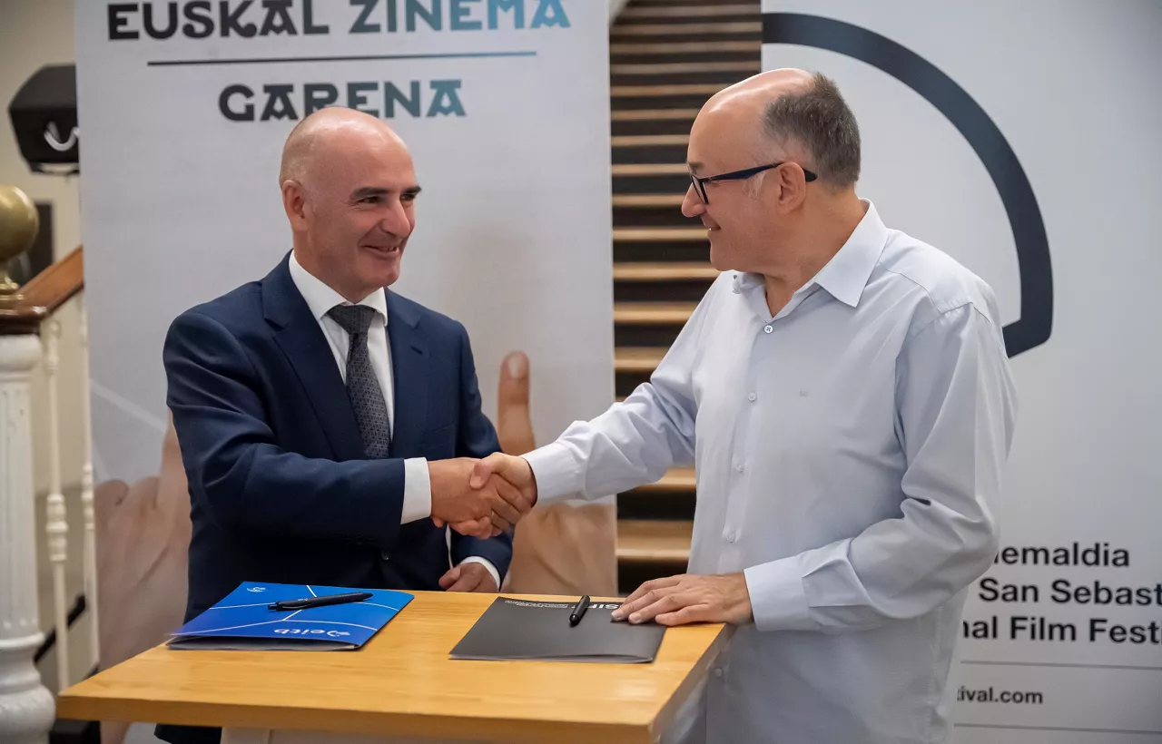 Andoni Aldekoa EITBren zuzendari nagusia eta Jose Luis Rebordinos Zinemaldiko zuzendaria, 