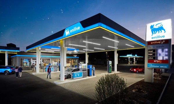 Stazione Enilive con distributori carburante e colonnina per ricarica auto elettrica, insegna Enilive ed Enilive Café