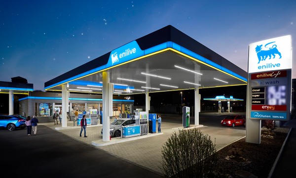 Stazione Enilive con distributori carburante e insegna Enilive Café