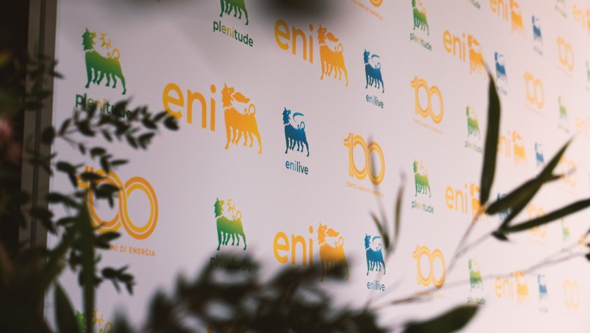 Fondale 100 anni della famiglia Eni