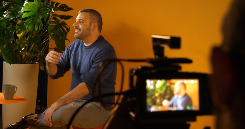Un uomo durante il backstage di Born to Be Unique