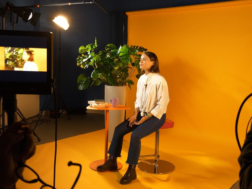 Una donna durante il backstage di Born to Be Unique