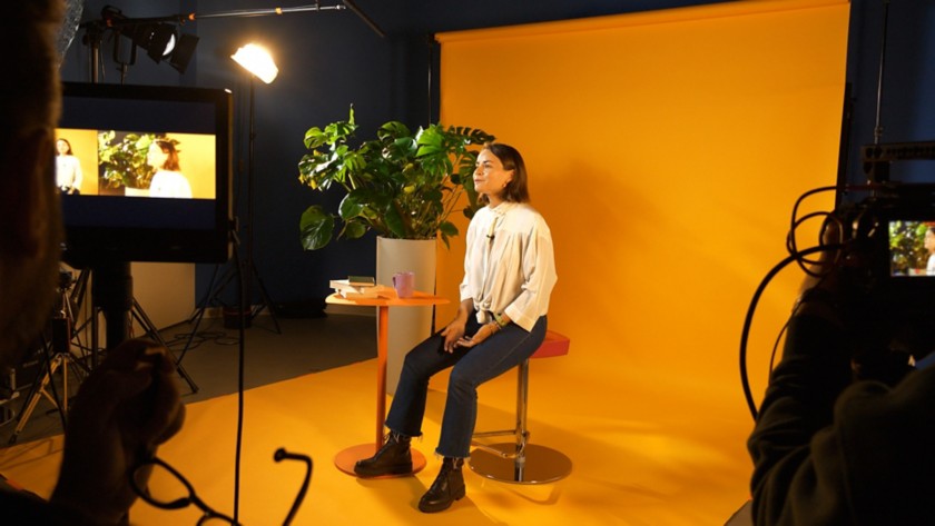 Una donna durante il backstage di Born to Be Unique