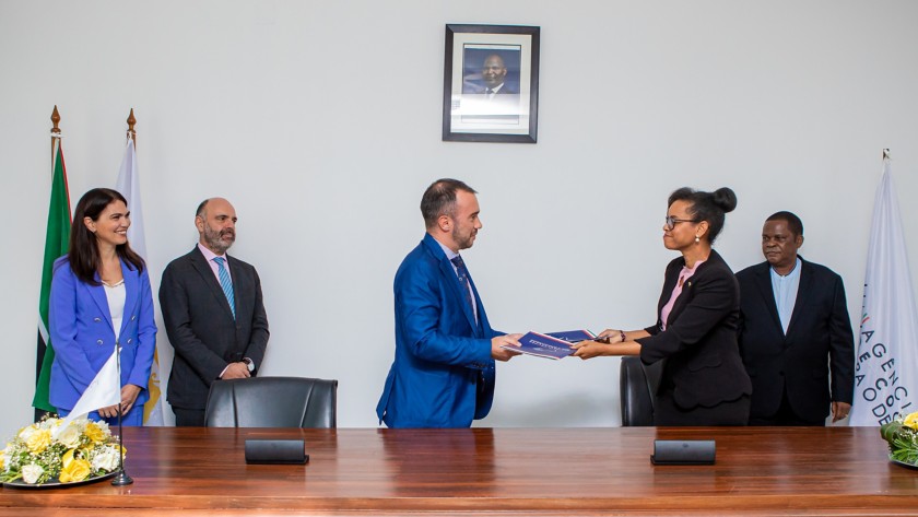 Signing of the MoU between Paolo Enrico Sertoli (AICS) and Iolanda Almeida (Government of Cabo Delgado) 