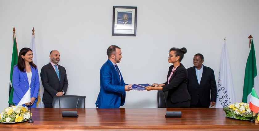 Firma del MoU tra Paolo Enrico Sertoli (AICS) e Iolanda Almeida (Governo della Provincia di Cabo Delgado)