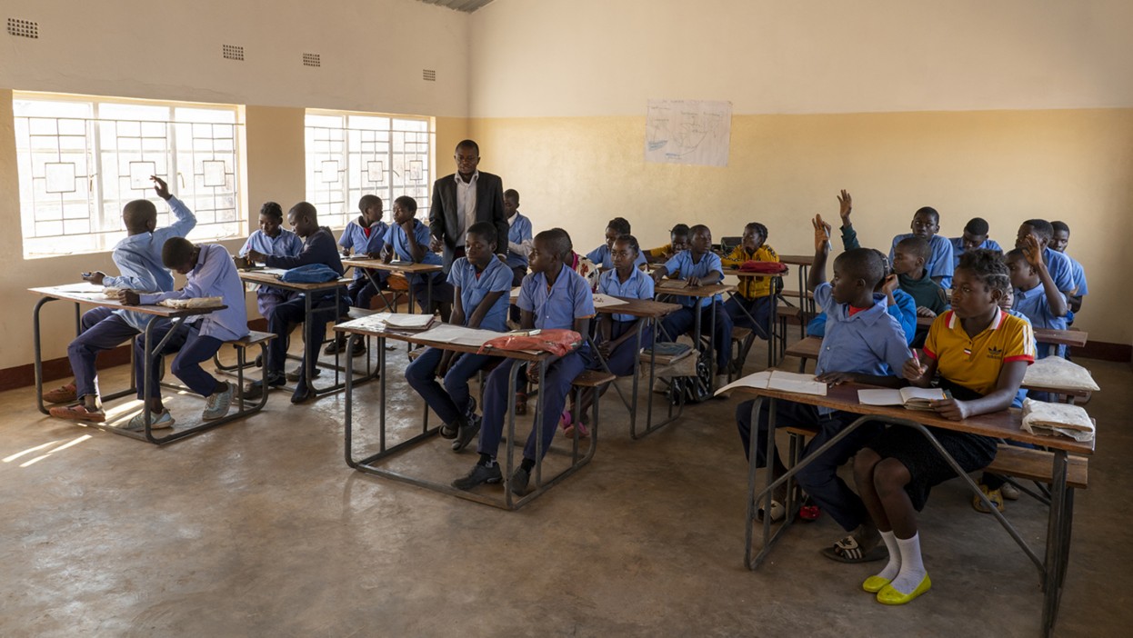 un gruppo di studenti in aula in zambia