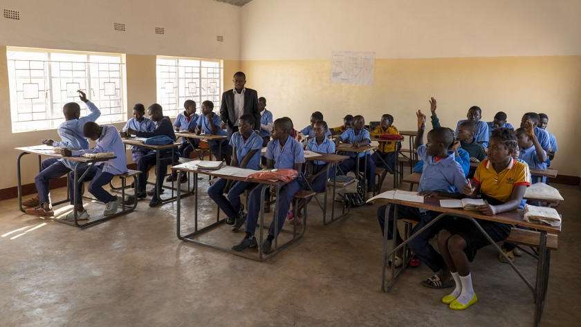 un gruppo di studenti in aula in zambia