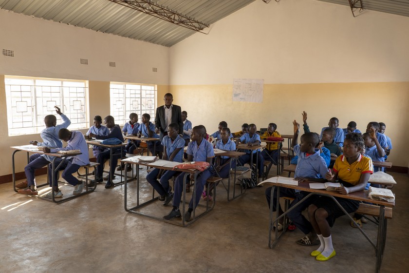 un gruppo di studenti in aula in zambia
