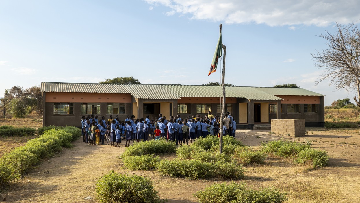 gruppo di studenti fuori dalla scuola in zambia